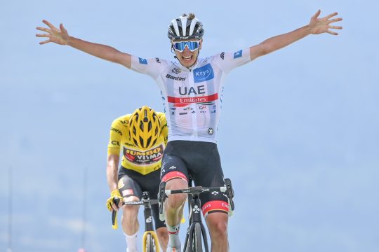 Tadej Pogačar jubelt am Gipfel von Peyragudes (Bild: David Stockman/Belga)