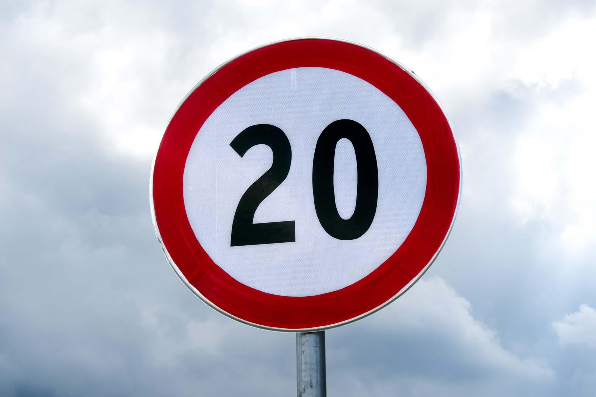 Tempo-20-Schild (Bild: © Eggheadphoto/Panthermedia)