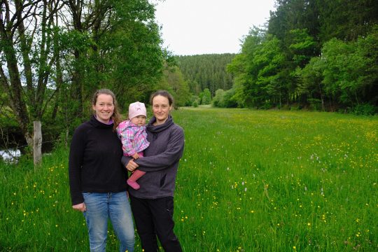 Die Geschwister Elena und Simone Theissen haben die schönste Wiese der Wallonie (Bild: Natagora)