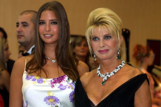 Ivana Trump mit Tochter Ivanka im August 2001 (Bild: Vanina Lucchesi/AFP)
