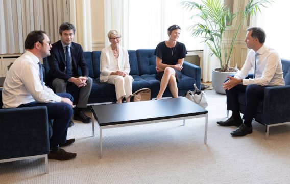 De Croo und Van Quickenborne empfangen die Familie von Olivier Vandecasteele (Bild: Benoit Doppagne/Belga)