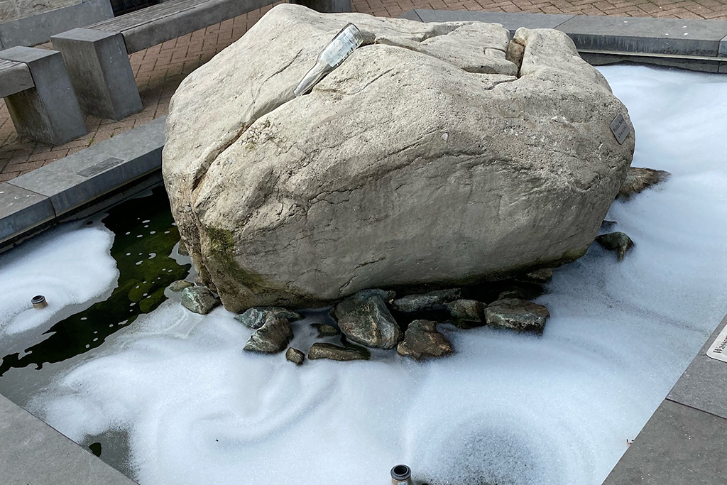 Der weiße Stein vor dem Büllinger Rathaus ist wieder Opfer von Vandalismus geworden (Bild: privat)