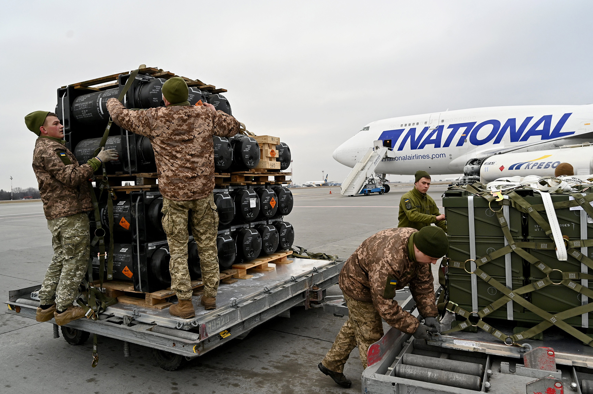 US-Waffenlieferung am Flughafen von Kiew (Bild: Sergei Supinsky/AFP)