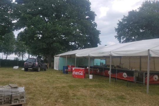 Der Aufbau zum Waldfest in Amel ist in vollem Gange (Bild: Robin Emonts/BRF)