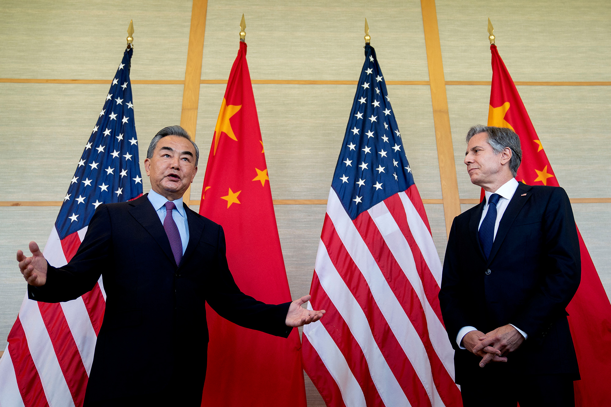 Chinas Außenminister Wang Yi und US-Außenminister Blinken (Archivbild: Stefani Reynolds/Pool/AFP)