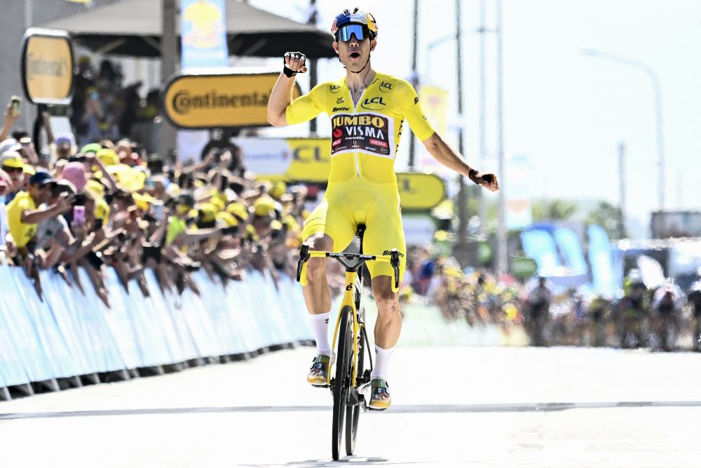 Wout van Aert triumphiert in Calais im Gelben Trikot (Bild: Jasper Jacobs/Belga)