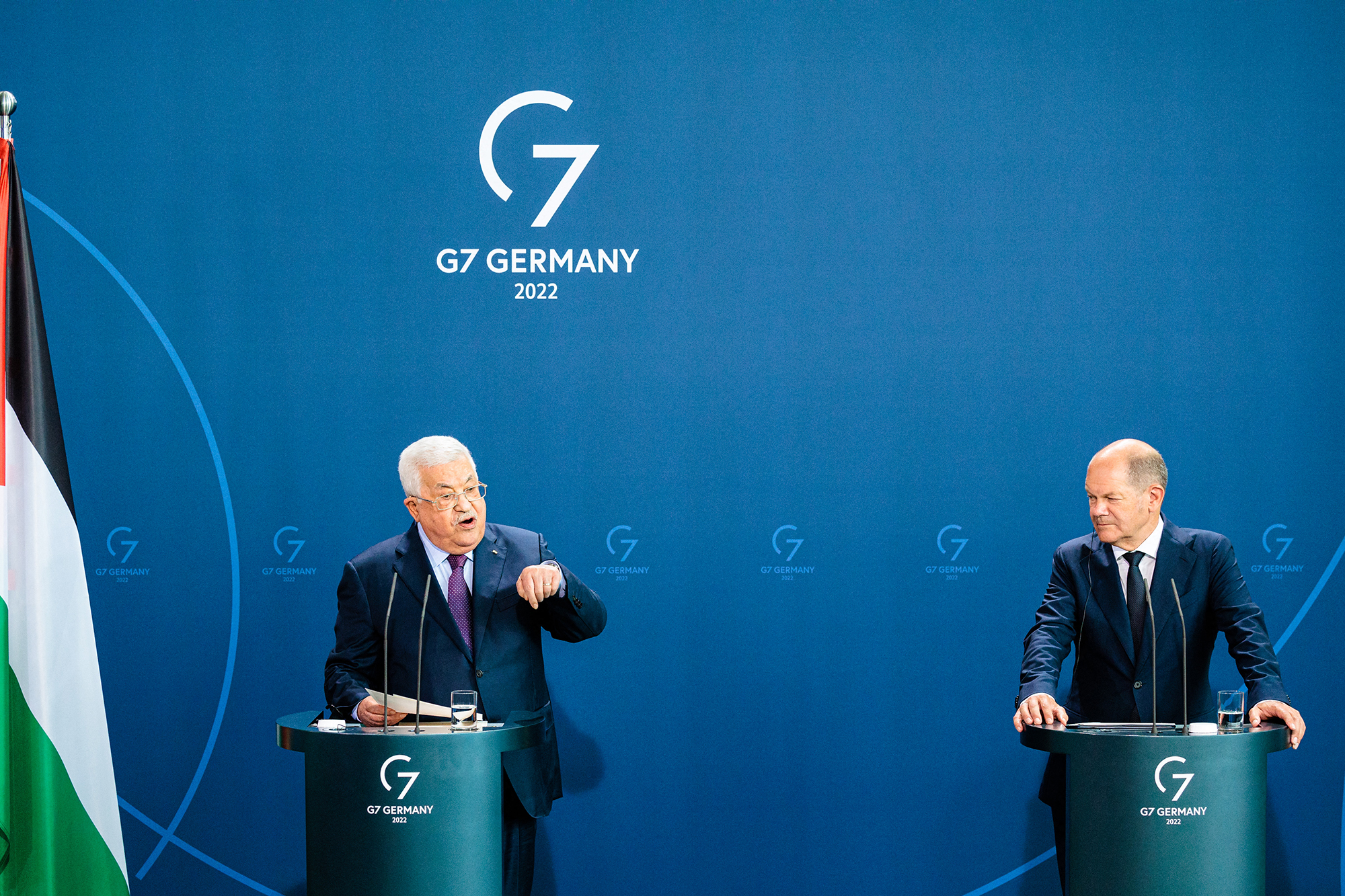 Palästinenserpräsident Mahmud Abbas (li.) und der deutsche Bundeskanzler Olaf Scholz (Bild: Jens Schlueter/AFP)