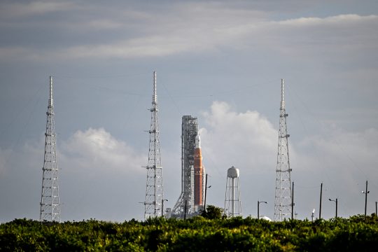 Die unbemannte Mondrakete Artemis I ist noch immer am Boden (Archivbild: Chandan Khanna/AFP)