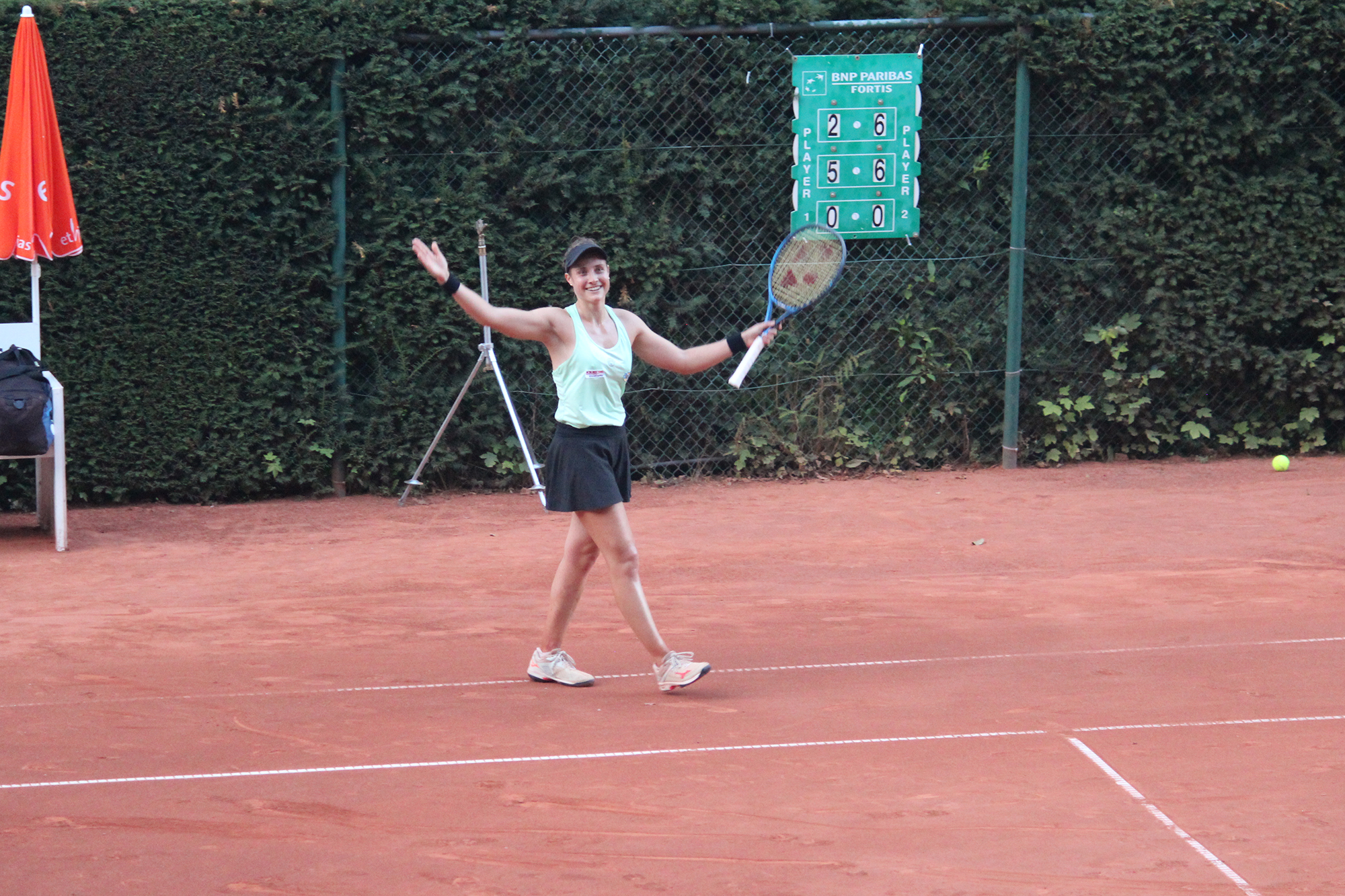 Marie Benoit gewinnt ihr Erstrunden-Match in Eupen (Bild: Katrin Margraff/BRF)