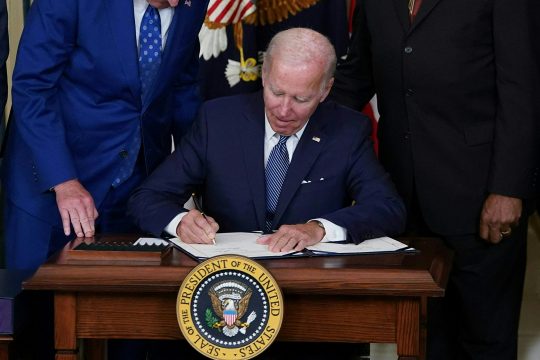 US-Präsident Joe Biden bei der Unterzeichnung des Gesetzes (Bild: Mandel Ngan/AFP)