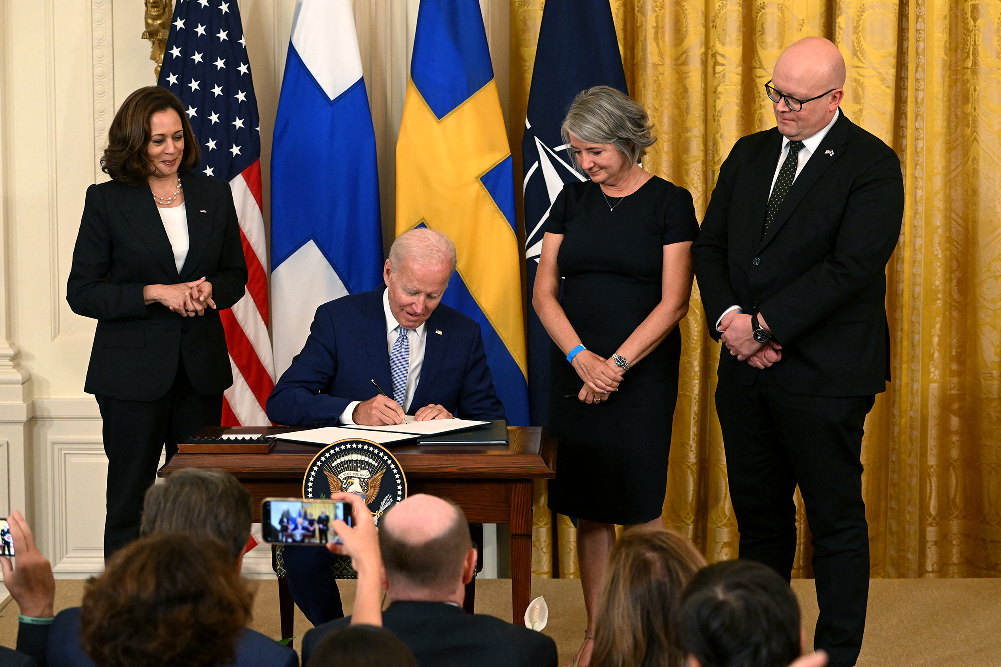 Biden unterzeichnet die Ratifizierungsurkunde (Bild: Saul Loeb/AFP)