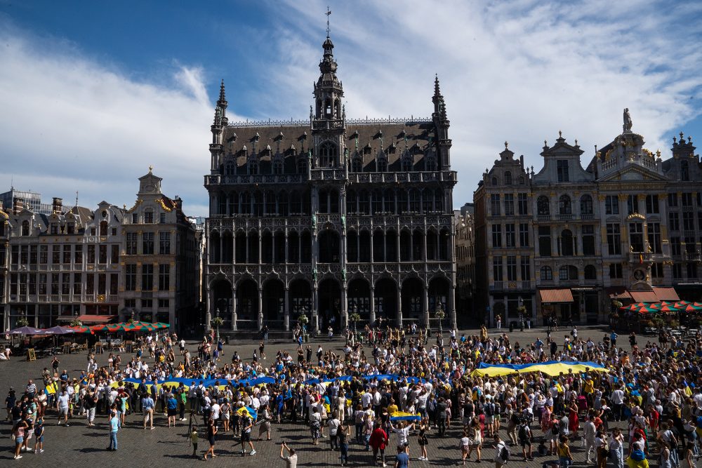 Gedenken an den ukrainischen Nationalfeiertag auf der Brüsseler Grand-Place (Bild: Juliette Bruynseels/Belga)