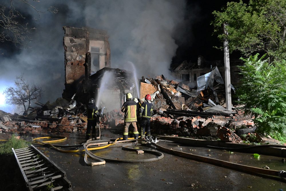 Bei dem Raketenangriff wurde ein Hostel in Charkiw komplett zerstört (Bild: Sergey Bobok/AFP)