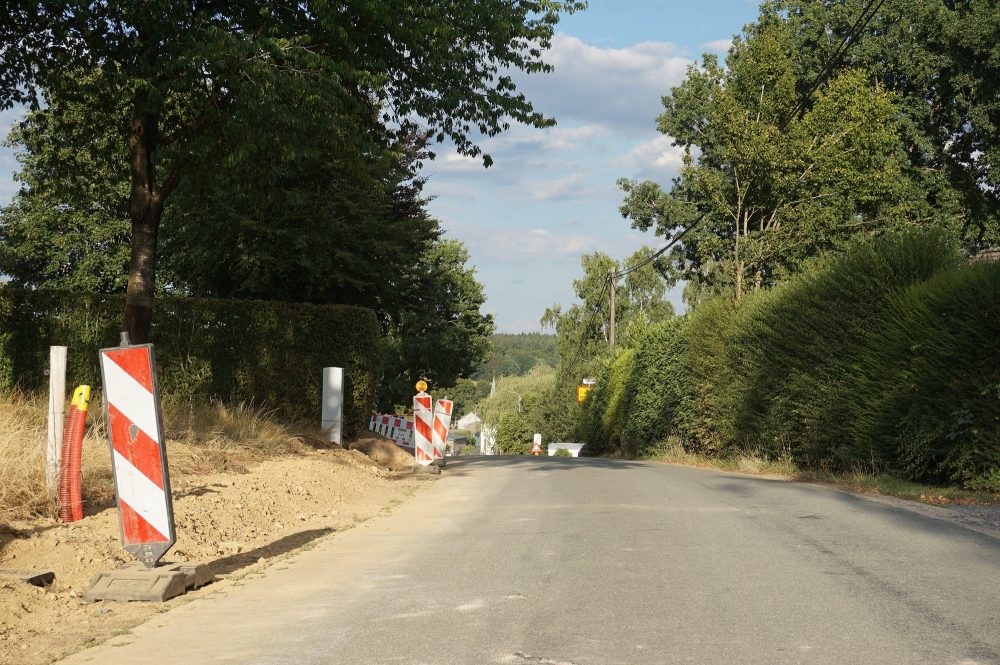 Die Straße Kreuzberg zwischen Grüfflingen und Thommen soll neugestaltet werden - trotz höherer Kosten (Bild: Stephan Pesch/BRF)