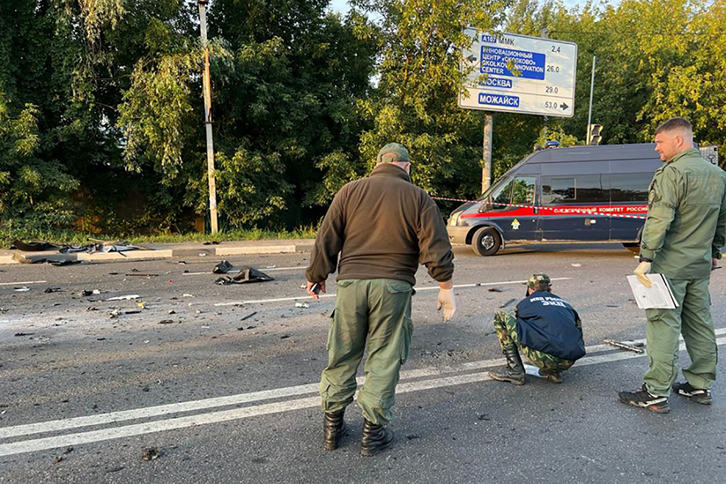 Ermittler untersuchen den Tatort des Anschlags (Bild: Handout/Investigative Committee of Russia/AFP)