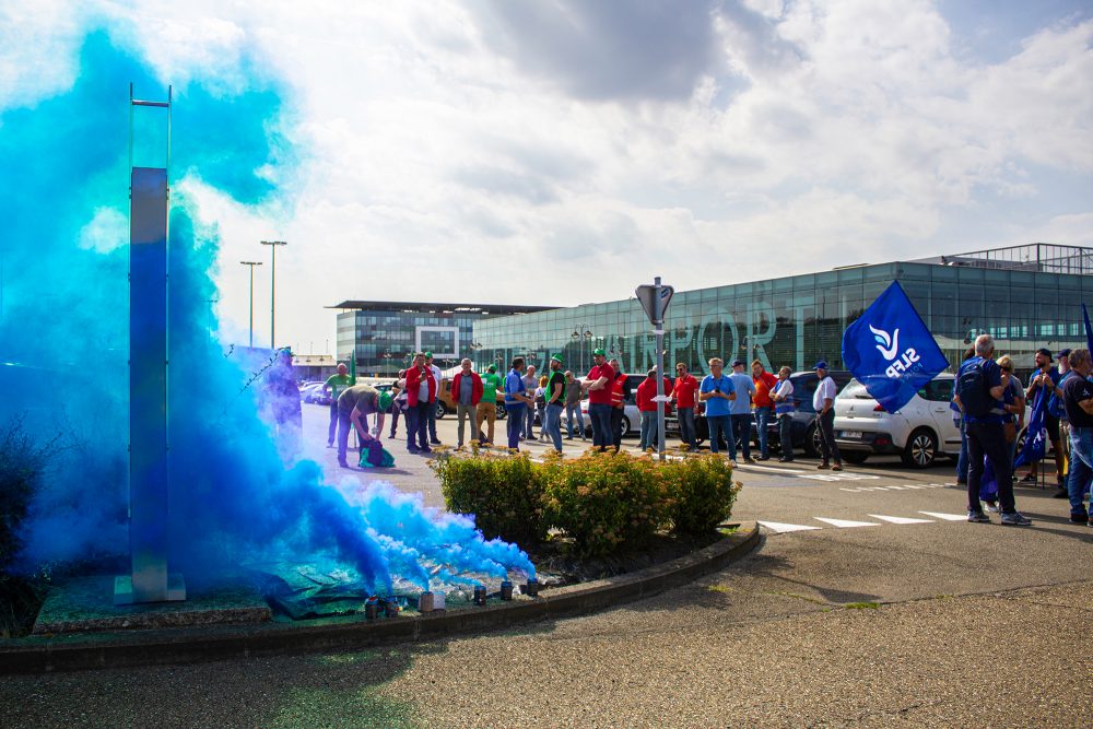 Protestaktion von Polizeibeamten am Flughafen Lüttich