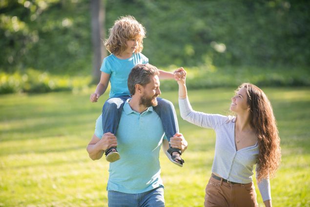 Vater, Mutter und Kind im Park