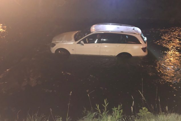 Autofahrer landet in der Inde in Eschweiler
