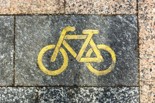 Fahrrad-Zeichen auf einer gepflasterten Straße