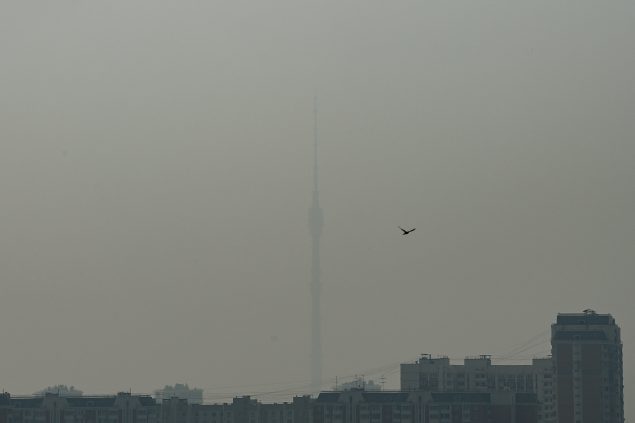Der Ostankino-Fernsehturm in Moskau ist durch den Rauch des nahe gelegenen Waldbrands kaum zu erkennen (Bild: Kirill Kudryavtsev/AFP)