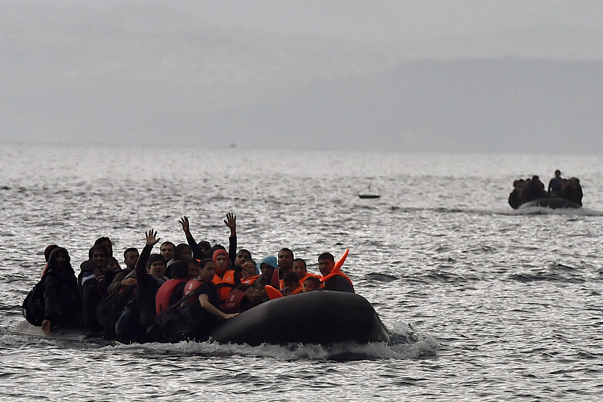 Boot mit Flüchtlingen (Illustrationsbild: Aris Messinis/AFP)