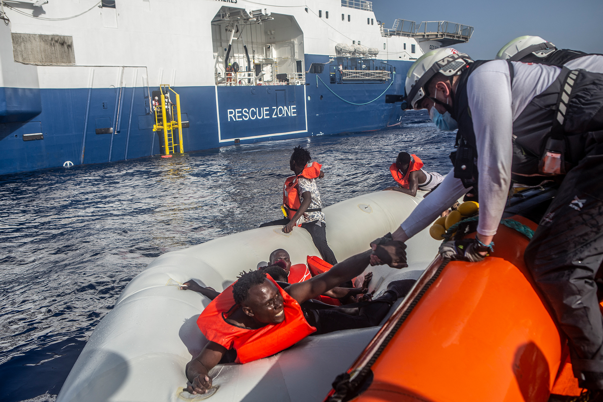 Flüchtlingsrettung im Mittelmeer, im Hintergrund die "Geo Barents" der Hilfsorganisation Ärzte ohne Grenzen (Archivbild: Handout/Médecins sans Frontières/AFP)