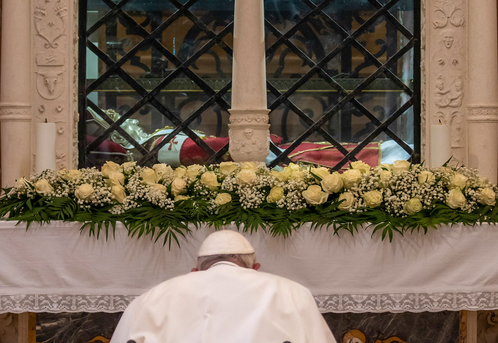 Papst Franziskus betet am Grab von Papst Coelestin V