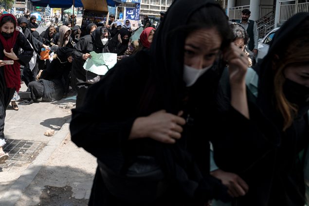 Taliban lösen Frauen-Demo in Kabul gewaltsam auf (Bild: Wakil Kohsar/AFP)