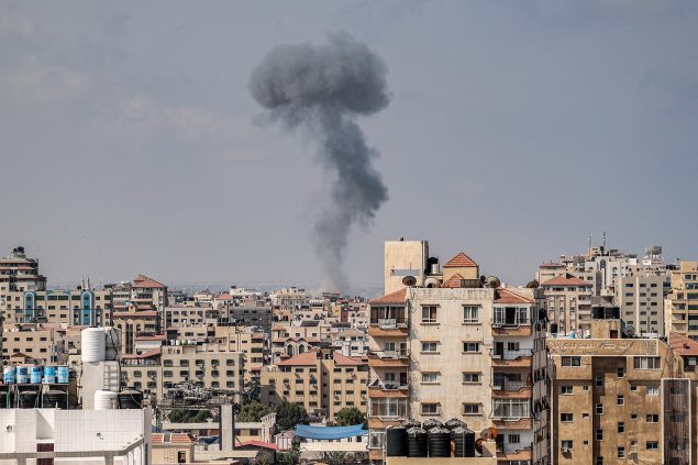 Rauch über Gaza-City am Samstag (Bild: Mahmud Hams/AFP)