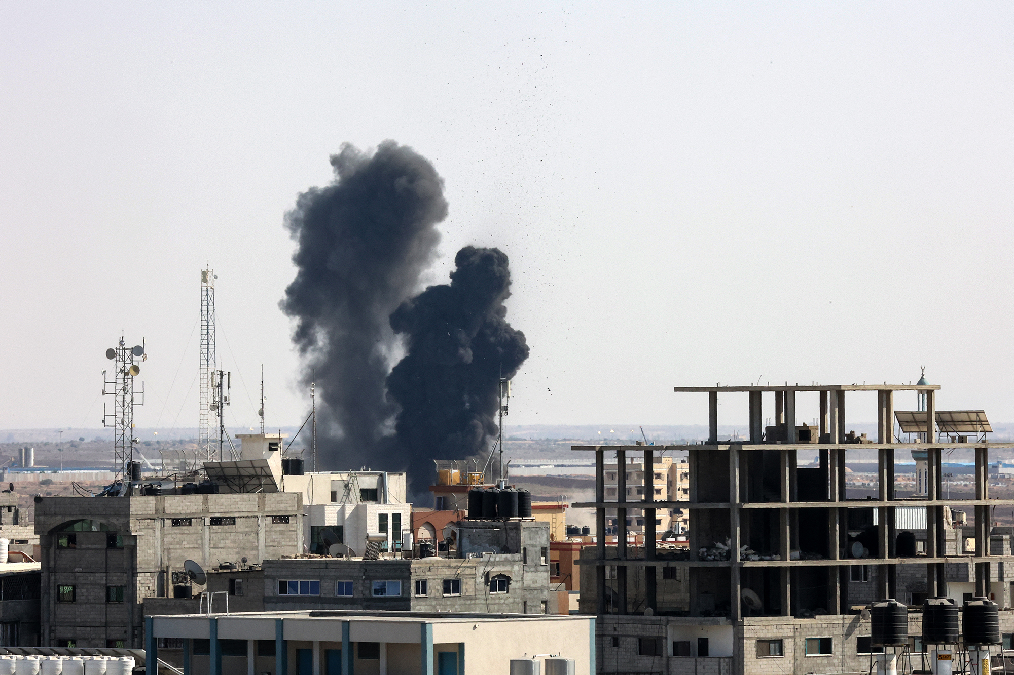 Rauch über Rafah im Gazastreifen am Sonntag (Bild: Said Khatib/AFP)
