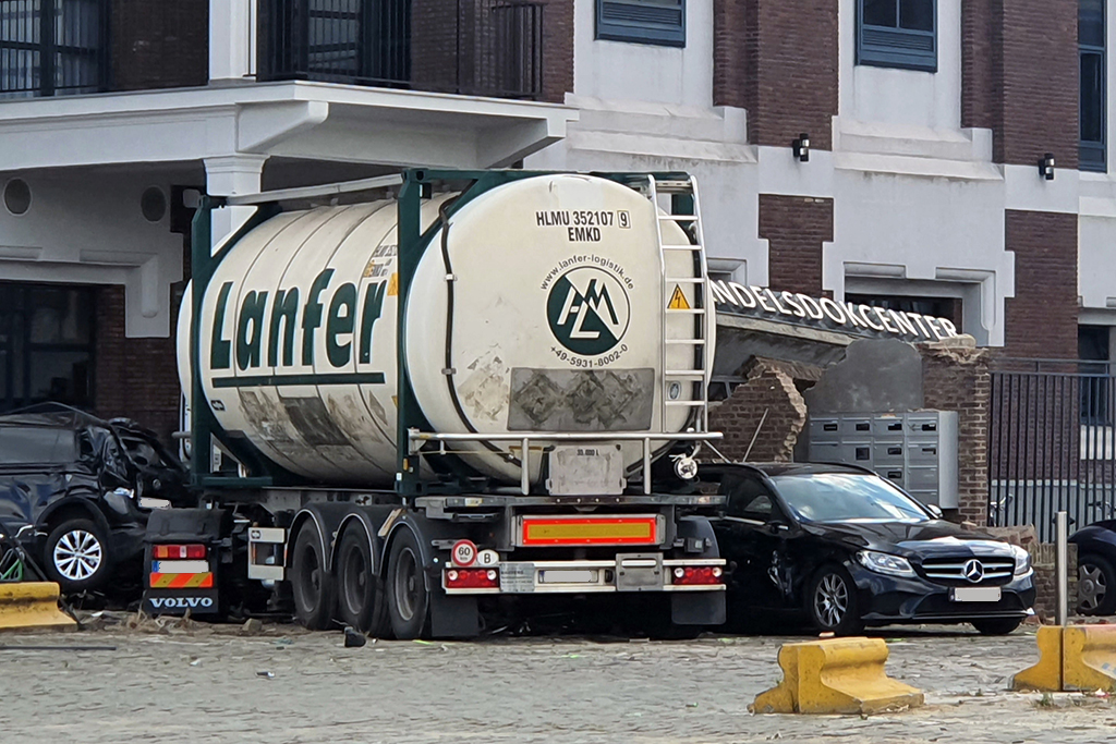 Tanklaster kracht in Gebäude in Gent