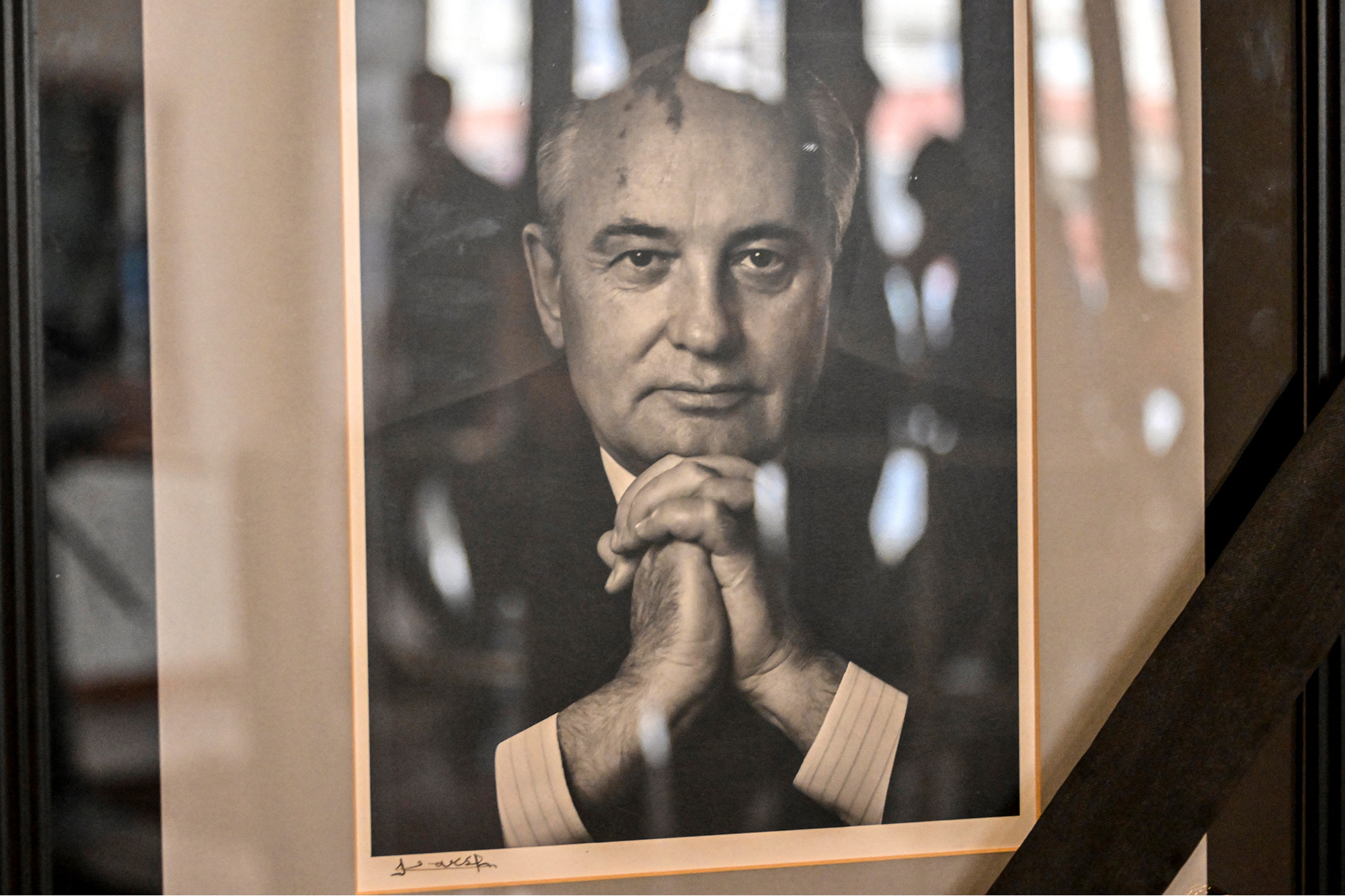 Porträt von Michail Gorbatschow am Hauptsitz der Gorbatschow-Stiftung in Moskau (Bild: Alexander Nemenov/AFP)