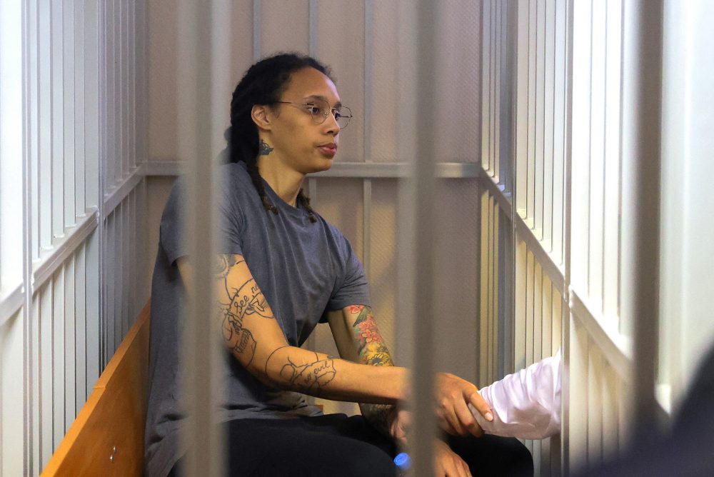 Brittney Griner in einer Zelle im Gericht in Moskau (Bild: Evgenia Novozhenina/AFP)