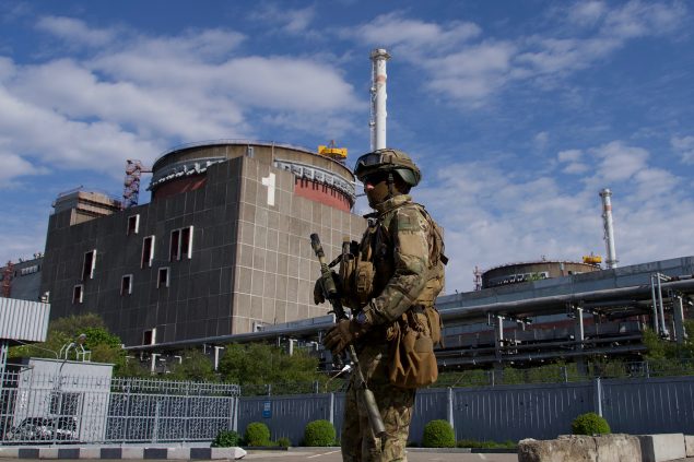 Russischer Soldat vor dem Kernkraftwerk Saporischschja in der Ukraine (Archivbild: Andrey Borodulin/AFP)