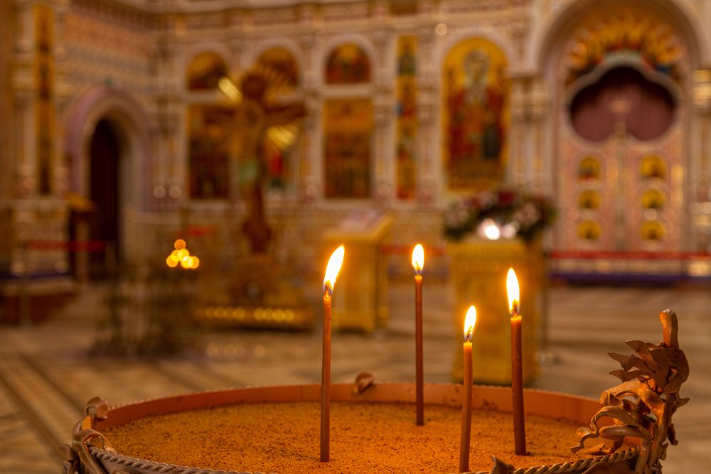 Kerzen in Kirche (Illustrationsbild: © fotoevent.stock/Panthermedia)