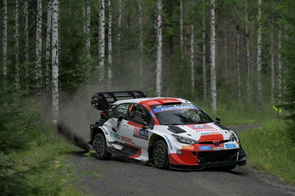 Ob Esapekka Lappi es schafft, Kalle Rovanperä hinter sich zu halten? (Bild: Toyota Gazoo Racing)