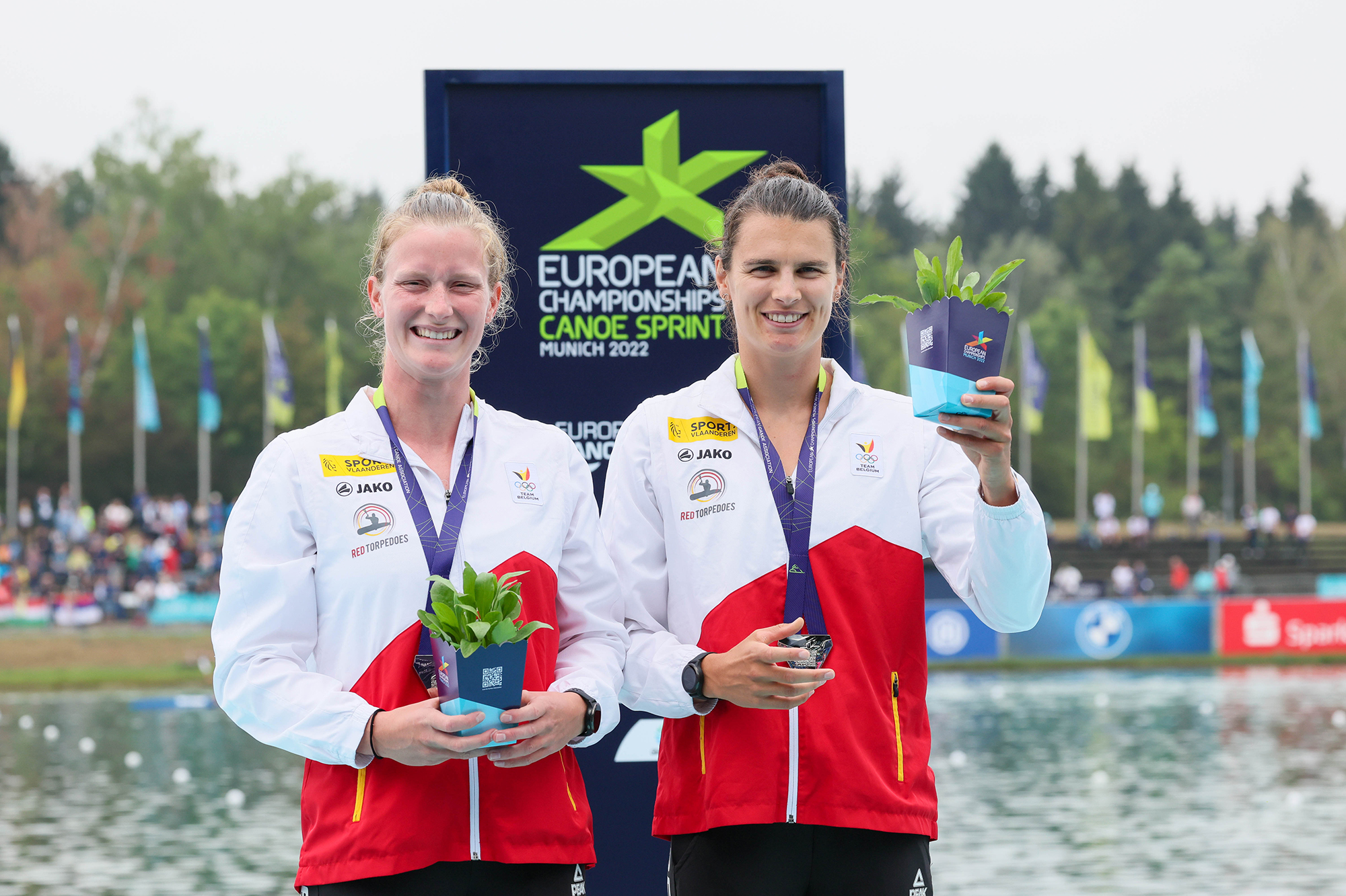 Hermien Peters und Lize Broekx mit ihren Silbermedaillen (Bild: Benoit Doppagbe/Belga)