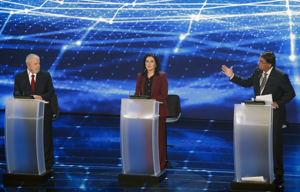 Lula und Bolsonaro bei einer Fernsehdebatte (Bild: Miguel Schincariol/AFP)