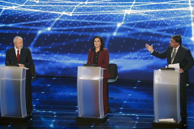 Lula und Bolsonaro bei einer Fernsehdebatte (Bild: Miguel Schincariol/AFP)