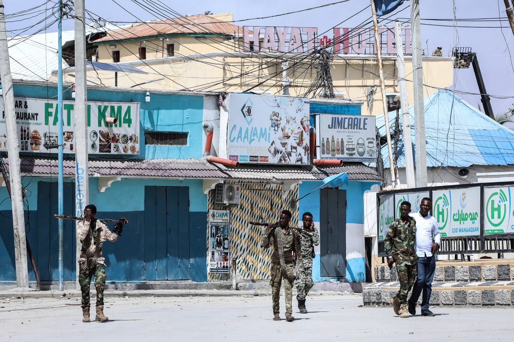 Sicherheitskräfte patrouillieren nahe des Anschlagsortes in Mogadischu (Bild: Hassan Ali Elmi/AFP)