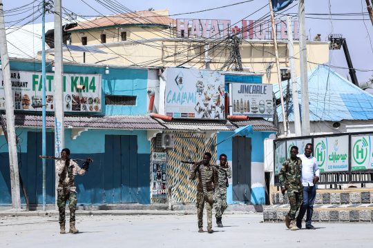 Sicherheitskräfte patrouillieren nahe des Anschlagsortes in Mogadischu (Bild: Hassan Ali Elmi/AFP)