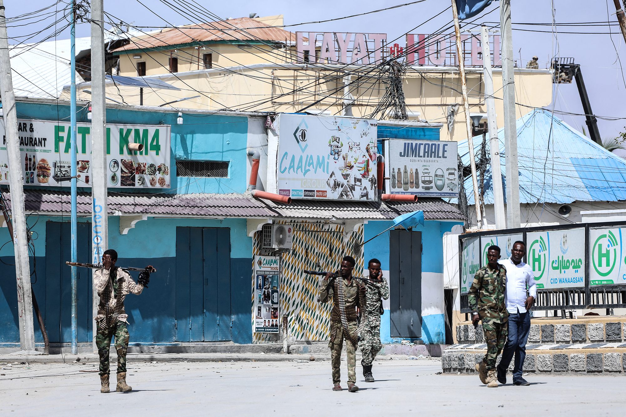 Sicherheitskräfte patrouillieren nahe des Anschlagsortes in Mogadischu (Bild: Hassan Ali Elmi/AFP)