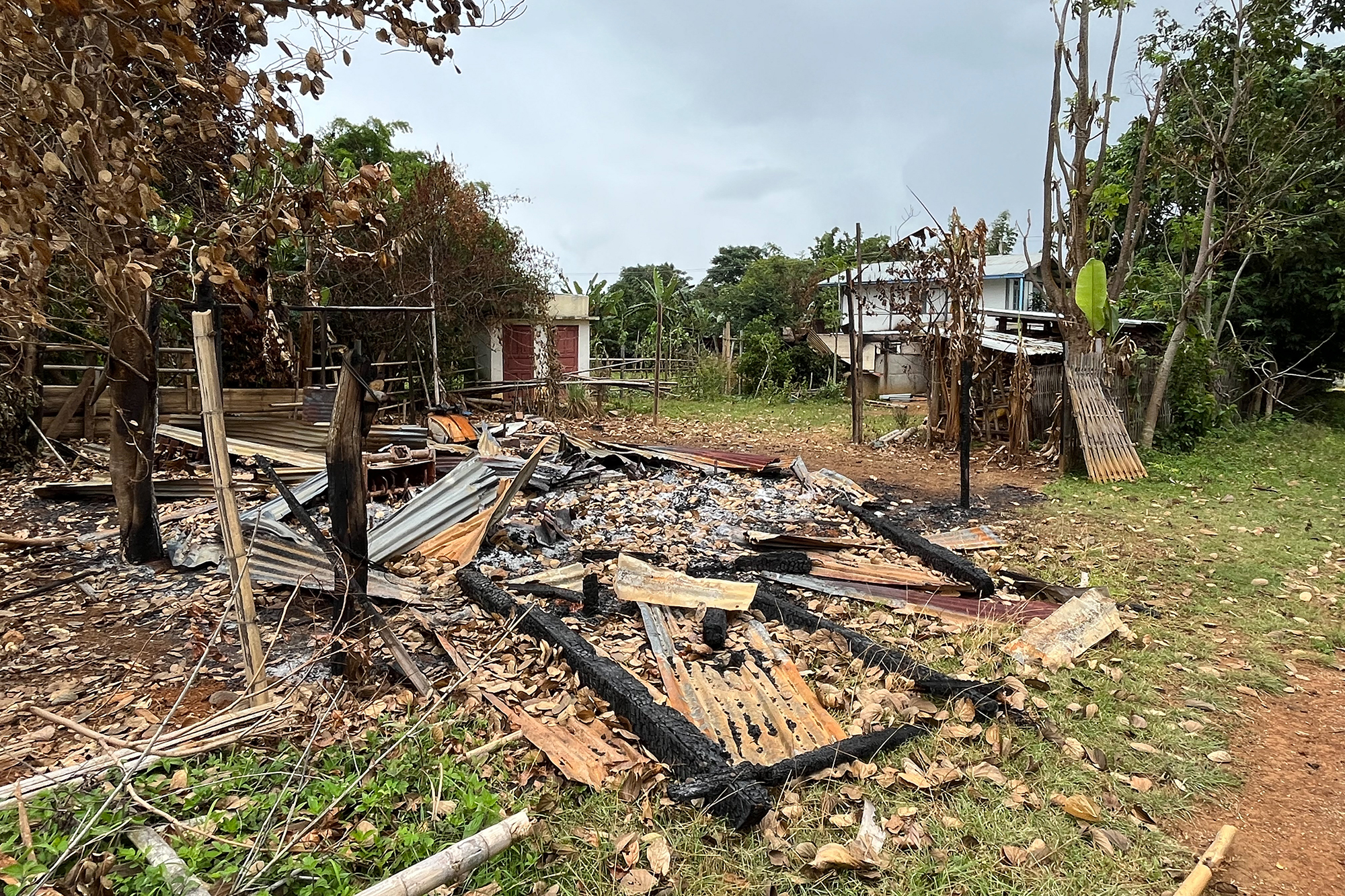 Zerstörtes Haus im Dorf Daw Ngay Ku im östlichen myanmarischen Bundesstaat Kayah (Bild: Handout/Amnesty International/AFP)