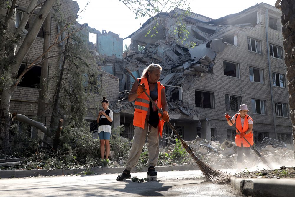 Aufräumarbeiten in Mykolajiw am 2. August (Bild: Oleksndr Gimanov/AFP)