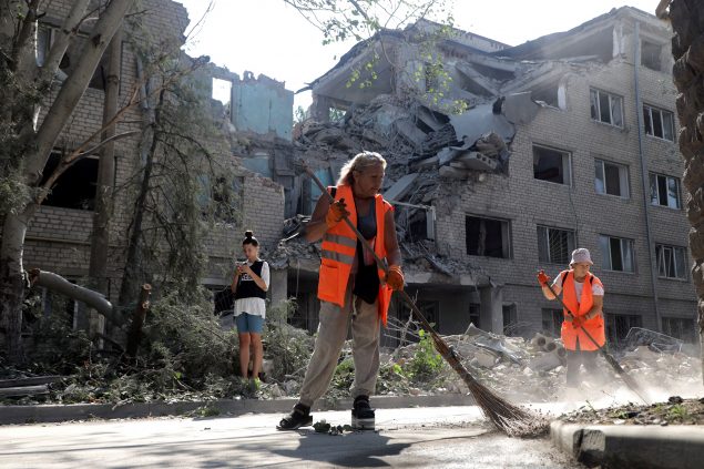 Aufräumarbeiten in Mykolajiw am 2. August (Bild: Oleksndr Gimanov/AFP)