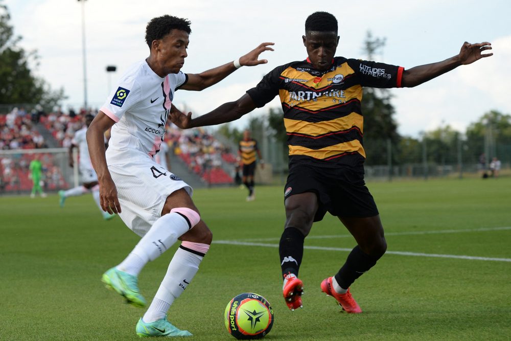 Nathan Bitumazala im PSG-Trikot (li.), hier im Duell mit Baila Diallo von Union Sportive d'Orleans (Bild: Guillaume Souvant/AFP)