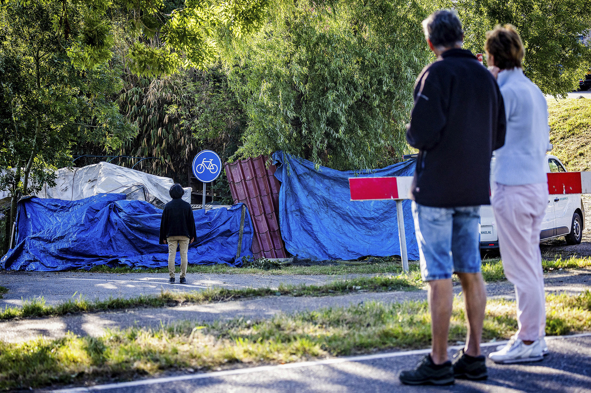 Anwohner am Unfallort in Nieuw-Beijerland (Bild: Jeffrey Groeneweg/ANP/AFP)