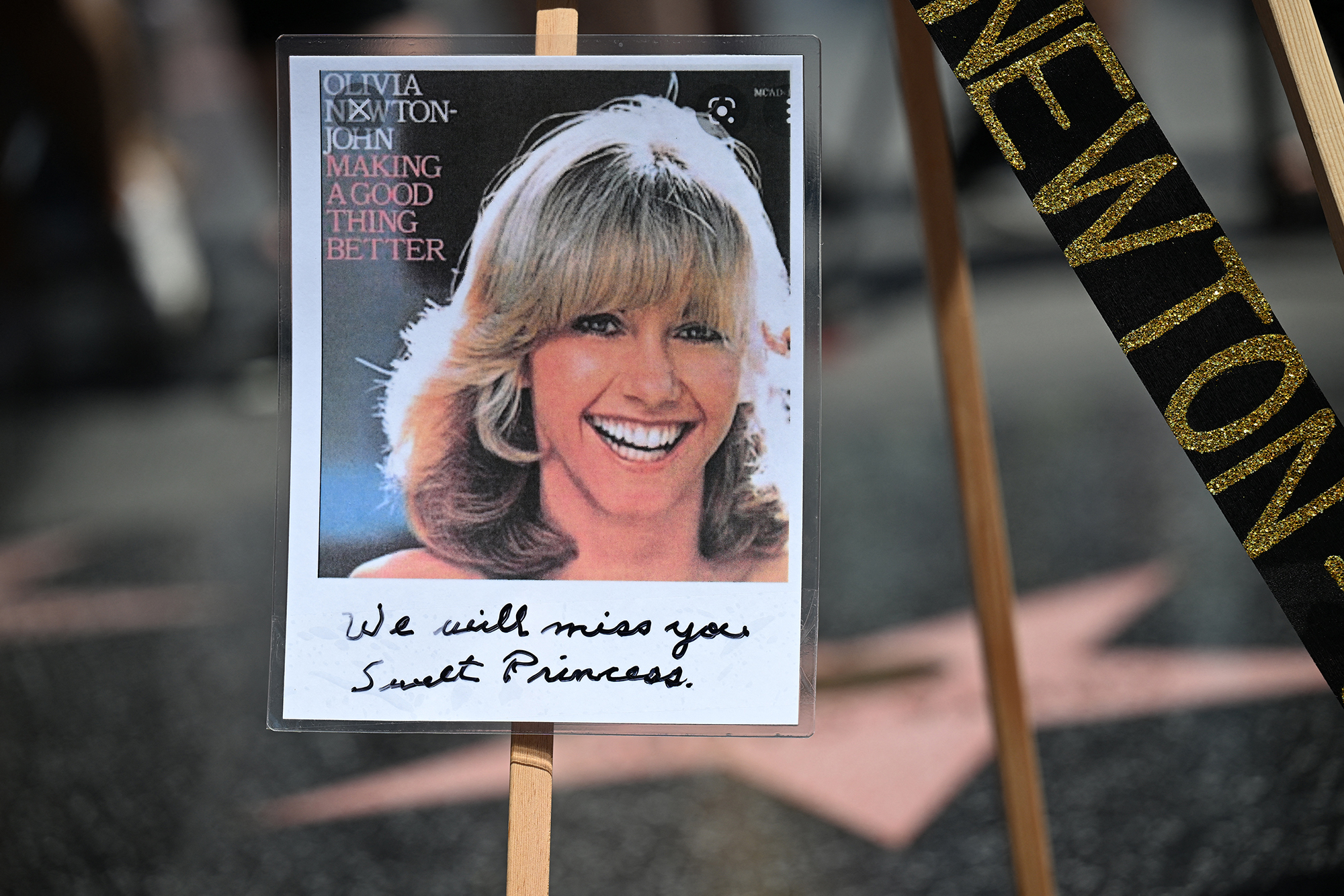 Auf dem Hollywood Walk Of Fame haben Fans Fotos und Blumen auf dem Stern von Olivia Newton-John niedergelegt (Bild: Robyn Beck/AFP)