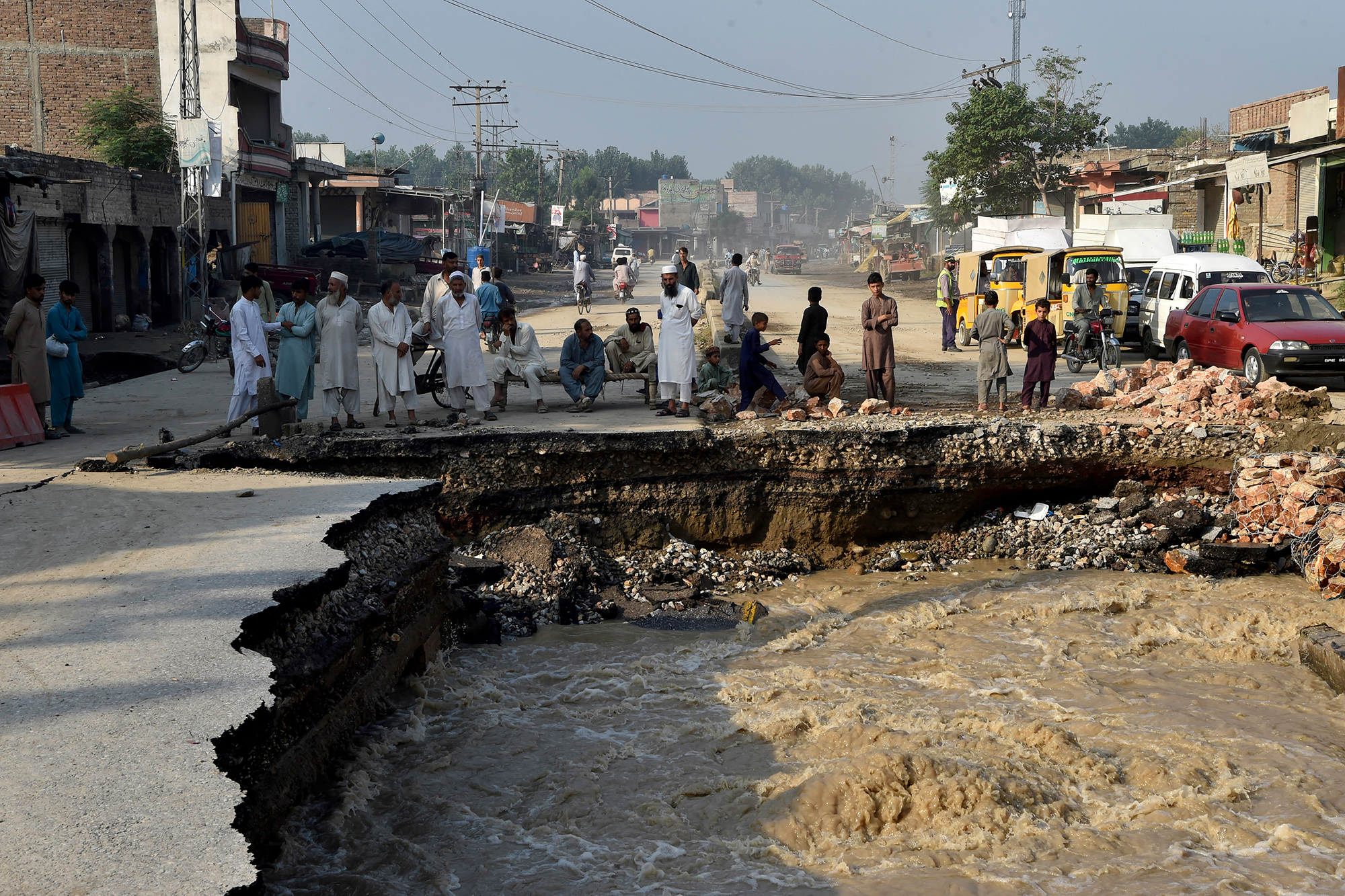 Zerstörte Straße in Charsadda im Nordwesten von Pakistan (Bild: Abdul Majeed/AFP)