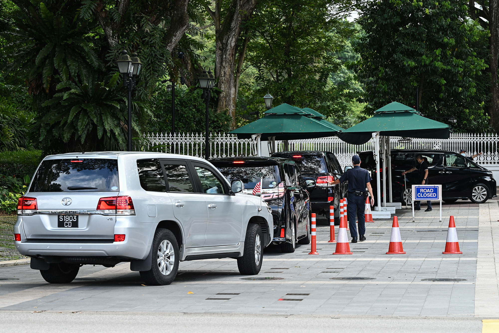 Ein Konvoi mit Nancy Pelosi auf dem Weg zum Präsidentenpalast in Singapur